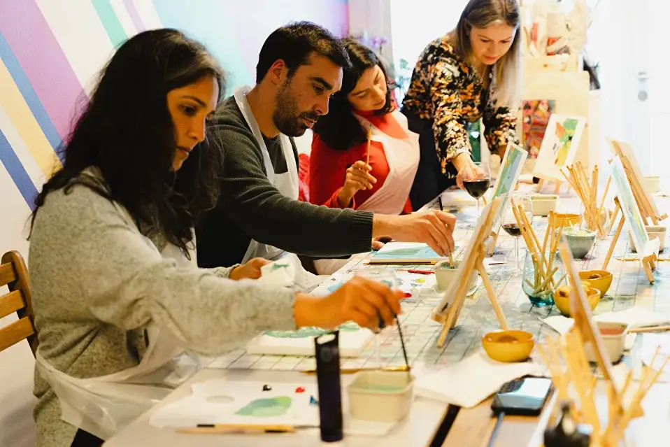 DRAWING MORNINGS.
ART CLUB